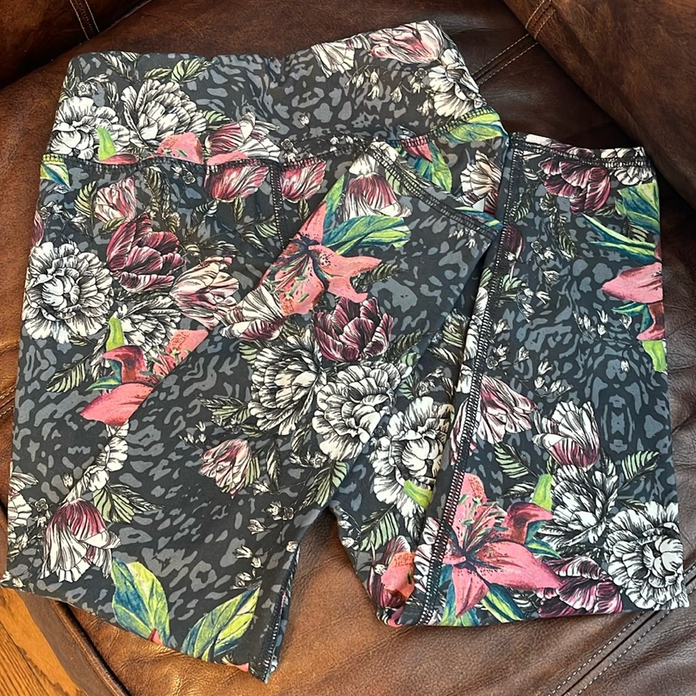 Evolution and creation‎ crop leggings size S